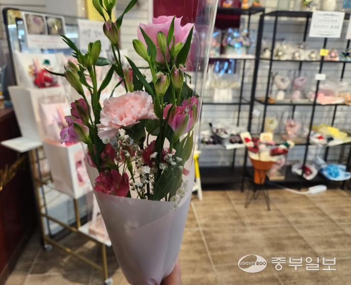 너무 비싸서 연말 대목 앞두고 화훼업계 기대반·걱정반