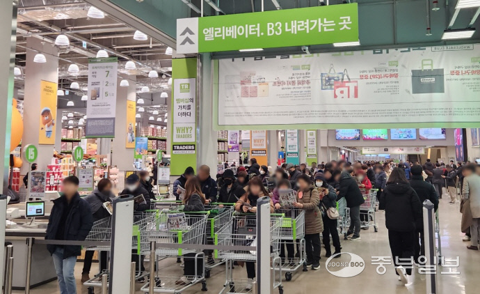 계산대 줄서기만 10분… 트레이더스 수원화서점 오픈런