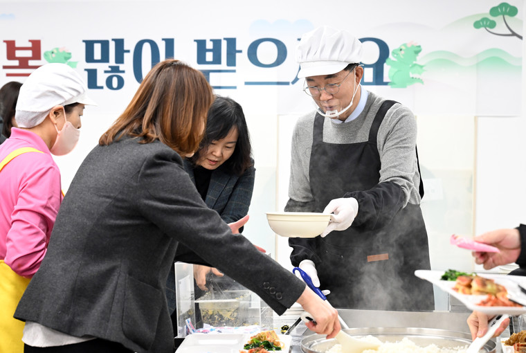 이민근 안산시장, 새해 첫 출근날 시청 구내식당 일일 배식 봉사 나서