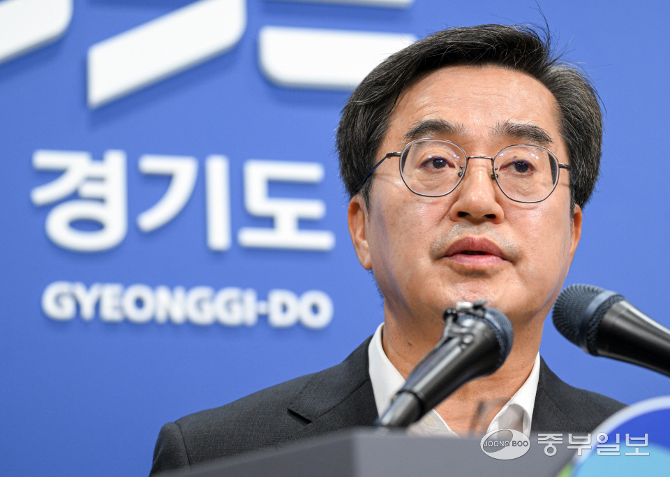 [중부포토] 화성 화재 지원대책 브리핑 하는 경기도지사