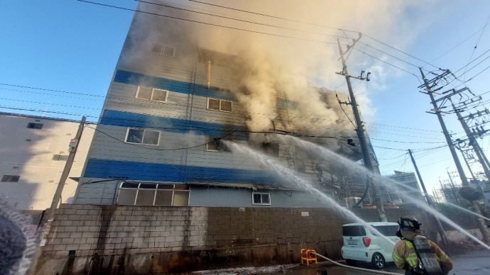 안산 단원구 화학물질 제조 공장서 불…3명 부상