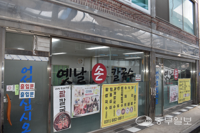 [MZ 전통시장, 여기요 여기] 전통시장 예술로 채웠다… 힙한 감성 챙겨가는 평택 안중시장