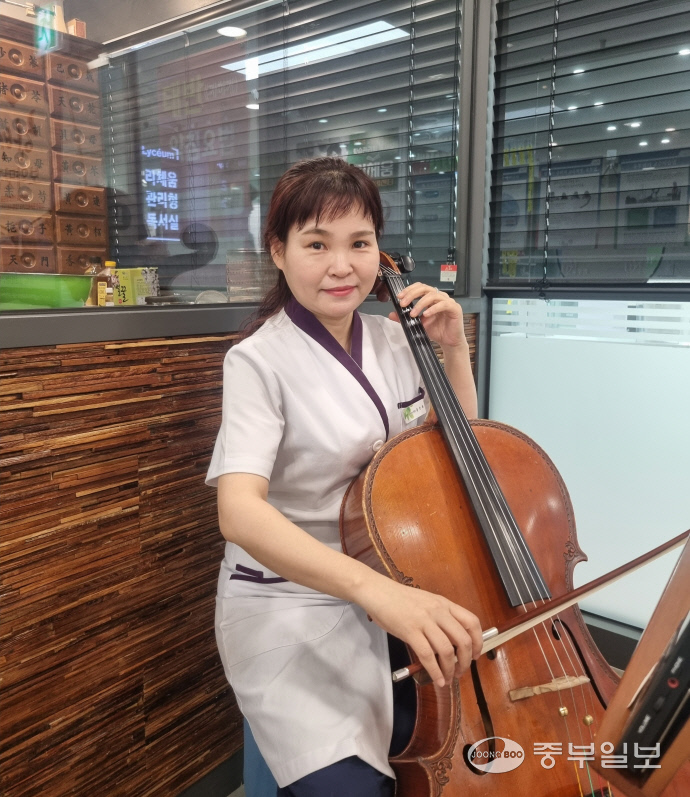 [사람in] 홍민화 제중당한의원 원장 첼로 연주로 많은 분에게 기쁨 안기고 파.