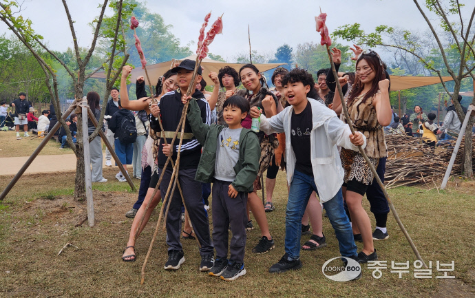 궂은 날에도 전곡리안과 함께… 연천 구석기 축제 마지막날도 인산인해