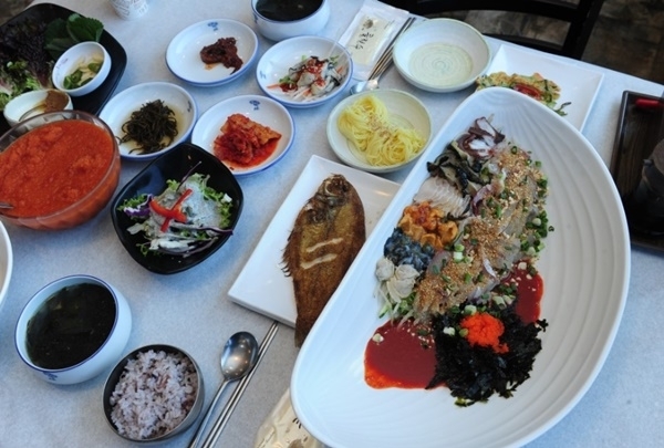 거제도 여름휴가에 딱, 서민갑부 출연한 해녀 운영… 물회 맛집 강성횟집1호점