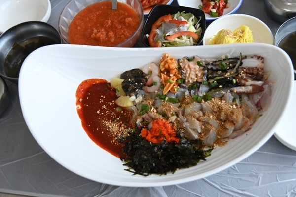 밥 한 공기 뚝딱하게 만드는 마성의 식재료, 거제도 맛집 강성횟집의 별미는?