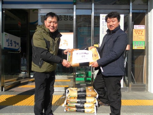 운천시장 할인마트, 백미 기탁