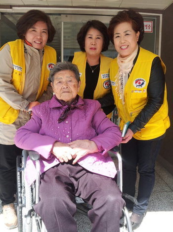 충북적십자 휠체어·실버카 전달