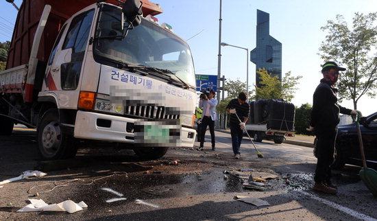 [사건사고] 명암~산성도로서 화물차 전복…2명 부상
