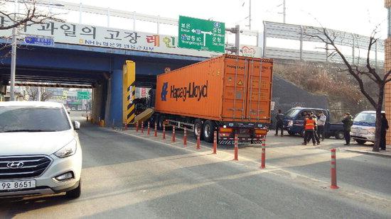 영동서 트레일러 철도굴다리 받아 도로 통제
