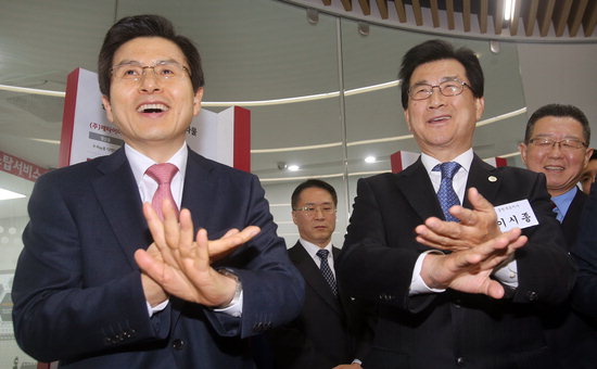 화장품 바르는 황교안 국무총리와 이시종 충북지사