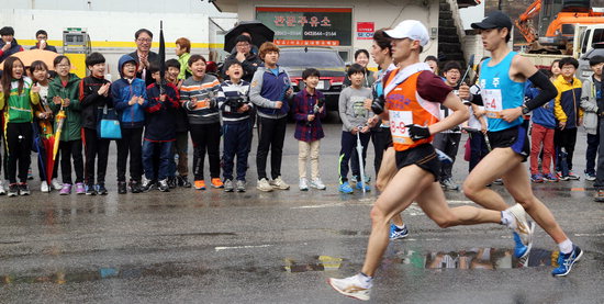 [제27회 역전마라톤대회] 응원하는 동광초 학생들