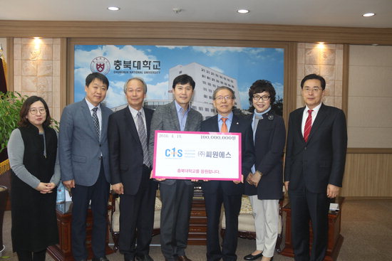 (주)씨원에스 대표이사, 1억규모 전시진열장 기탁