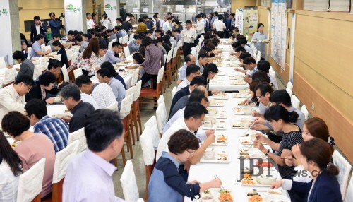 김영란법 시행, 붐비는 구내식당
