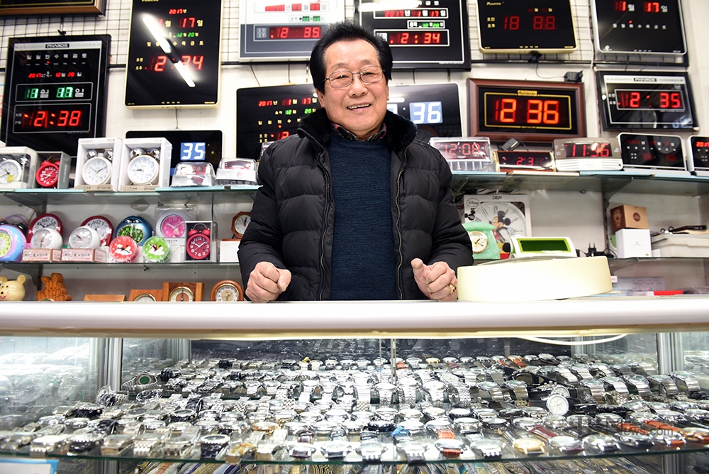 야무진 손끝으로 61년간 시계 고친 명장
