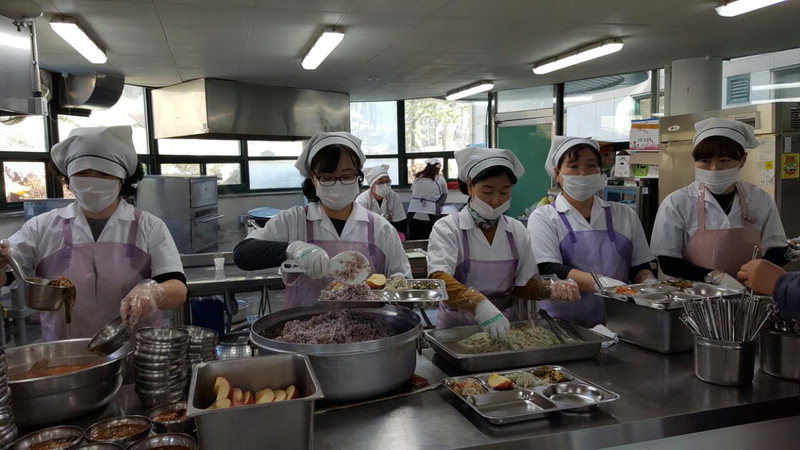 풍년골봉사대 가경노인복지관서 무료 배식봉사 구슬땀