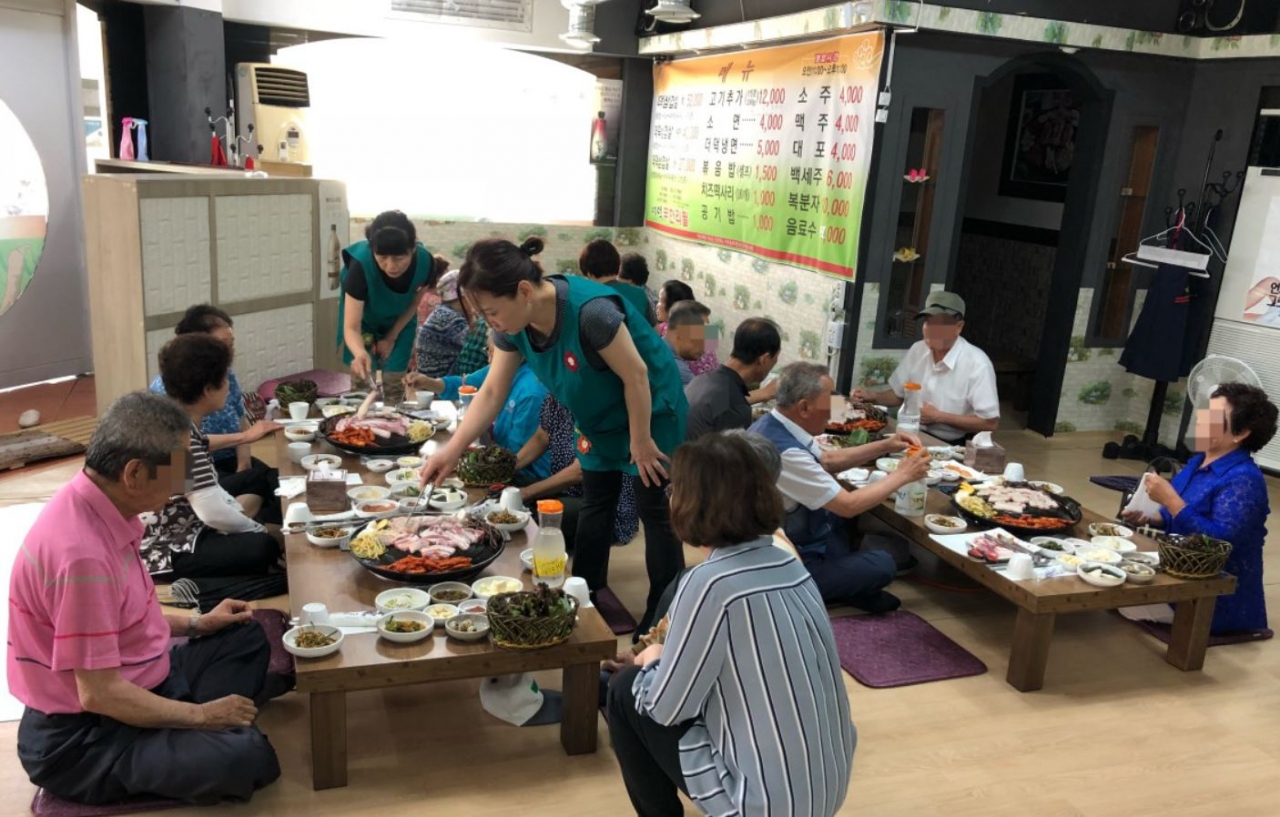더덕솥뚜껑삼겹살, 독거노인 30여명에 식사 제공