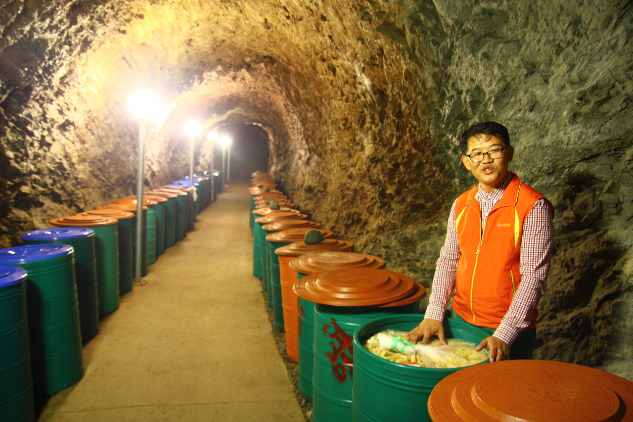 영동 산속 토굴서 명품 새우젓 생산하는 김종복 씨