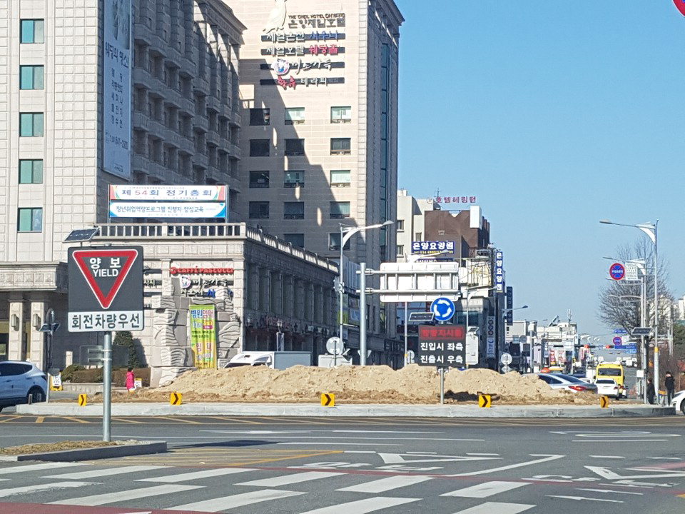 온양관광호텔 앞 녹화사업 시야확보 저해