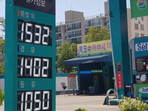 [르포] 유류세 인하폭 축소 첫날 주유소 가보니…