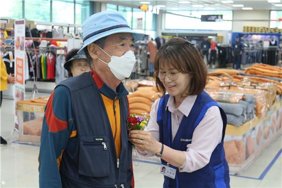 농협충북유통, 카네이션 달아드리기 행사