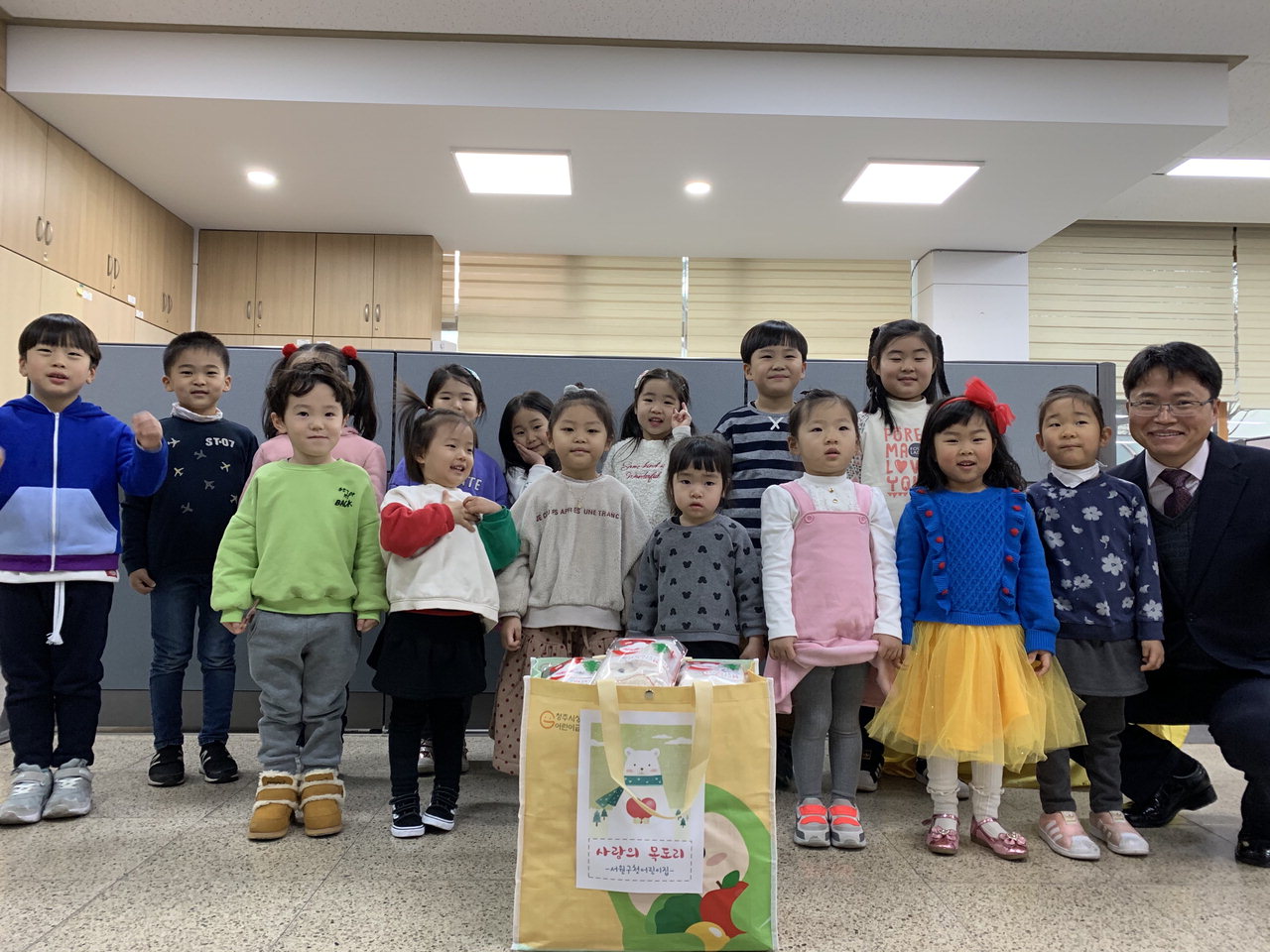 서원구청 어린이집, 저소득아동 위한 목도리 기부