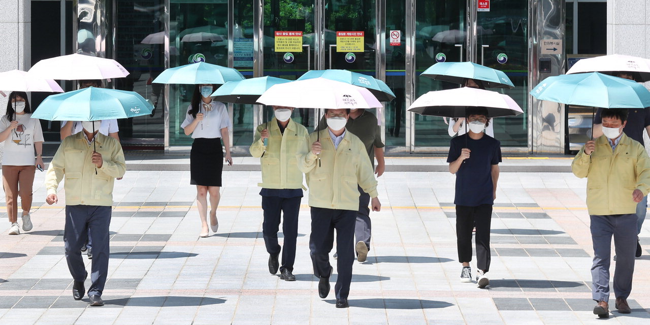 대전 서구 양산 쓰고 폭염과 코로나19 이겨내요