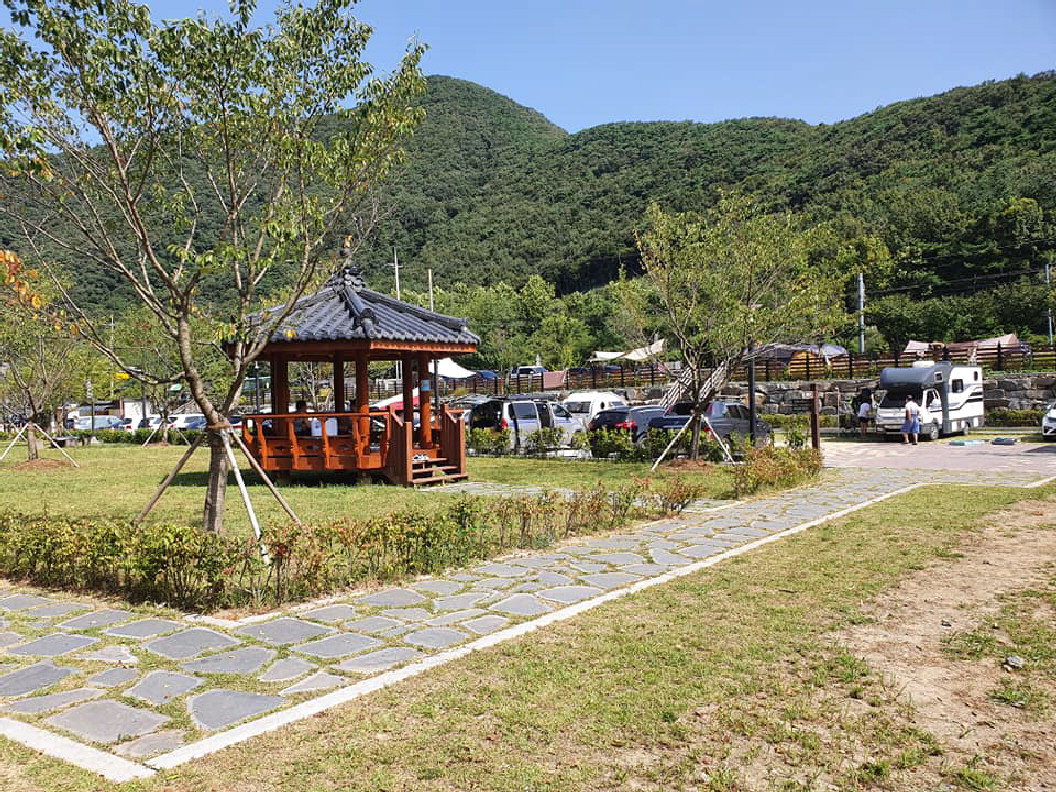 외산 수리바위 캠핑정원 개장 …정태영 군의원, 외사모 환경정화 구슬땀