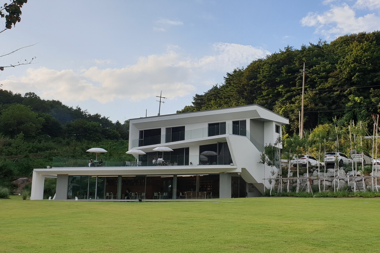 핫한 숲속책방 진천 이월서가(利月書家)