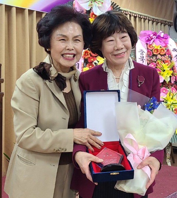 이영희 신임 충북수필문학회장 가고 싶고 머물고 싶은 문학회 만들 것