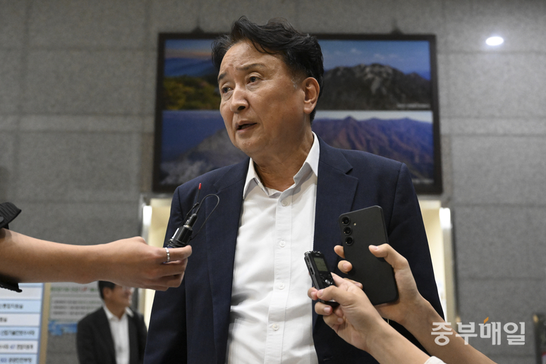 12시간 조사 후 나온 김영환 충북지사