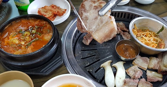 합리적인 가격에 흑돼지 맛볼 수 있는 제주 중문 흑돼지맛집 ‘오르막가든’