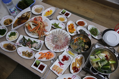 삼형제가 운영하는 삼형제 횟집 회와 대게를 동시에 즐길 수 있는 포항 맛집