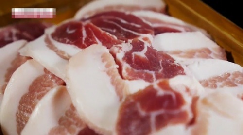 수영맛집 개나리식당 추억의 맛 대패삼겹살 제공