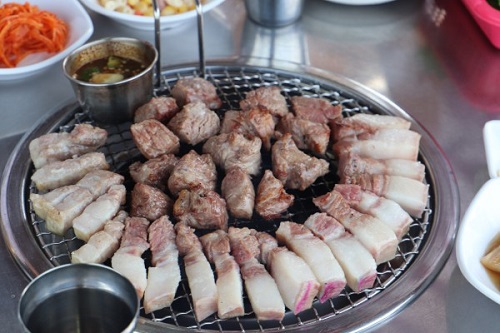 제주 함덕해수욕장 맛집 ‘복자씨연탄구이 함덕점’, 신선한 생 흑돼지 구이 제공
