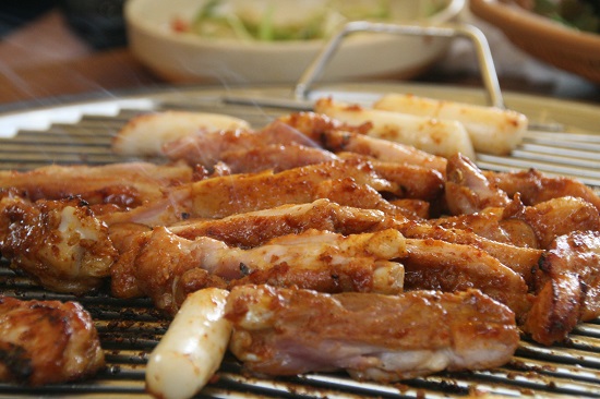 춘천 닭갈비 맛집, 신북읍 샘밭길의 원조 ‘강산숯불닭갈비’