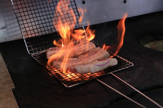 제주 협재 해수욕장 맛집, 연탄초벌구이로 즐기는 오설록 ‘흑돼지촌’