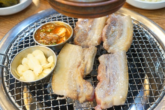 제주 애월 맛집 ‘한라축산정육식당’ 품질 좋은 흑돼지를 푸짐하게 즐길 수 있어