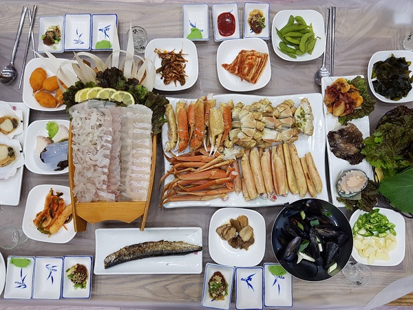 영덕 여행 중 가볼만한 곳으로 꼽히는 신선한 해산물 영덕대게맛집 ‘해상회식당’