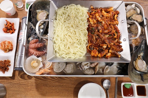 강릉 주문진 맛집 ‘영진댁’ 푸짐한 대왕철판 메뉴로 맛과 영양을 동시에
