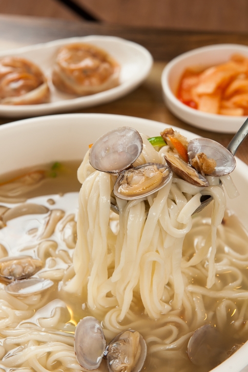 [▣오늘의TV] 생생정보 추운 겨울, 따뜻한 바지락 칼국수가 먹고싶다면?...맛집위치+가격+바지락 효능은?
