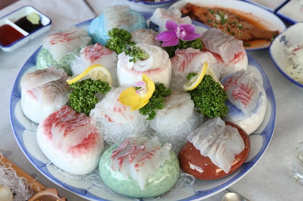 통영맛집 ‘천지연횟집’, 환상적인 뷰 자랑하는 테라스에서 낭만적인 식사 즐길 수 있어