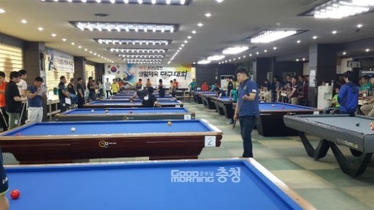 [굿모닝충청 당구대회] 녹색 테이블 3색 공들의 묘기