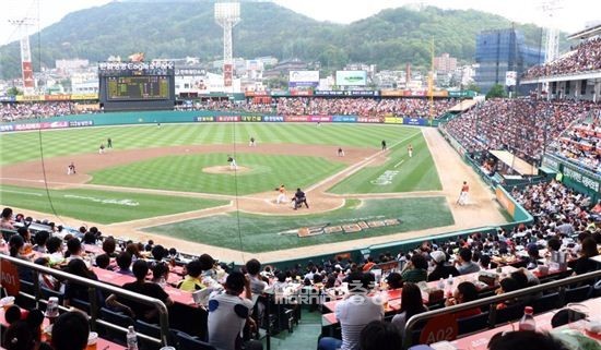 화나이글스에서 마리한화 변신...연일 매진