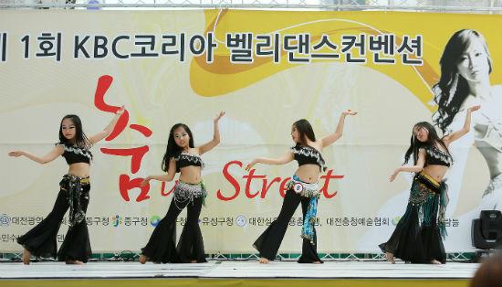 리모컨과 베개 대신 스카이로드 밸리댄스 구경 가자!