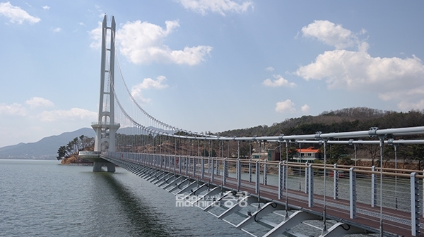 국내에서 가장 긴 예당호 출렁다리 가보니…
