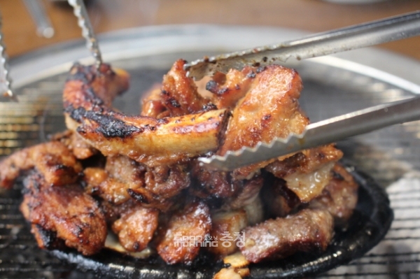 [맛집] 풍부한 육즙이 혀를 감싸는 못생긴 유성갈비