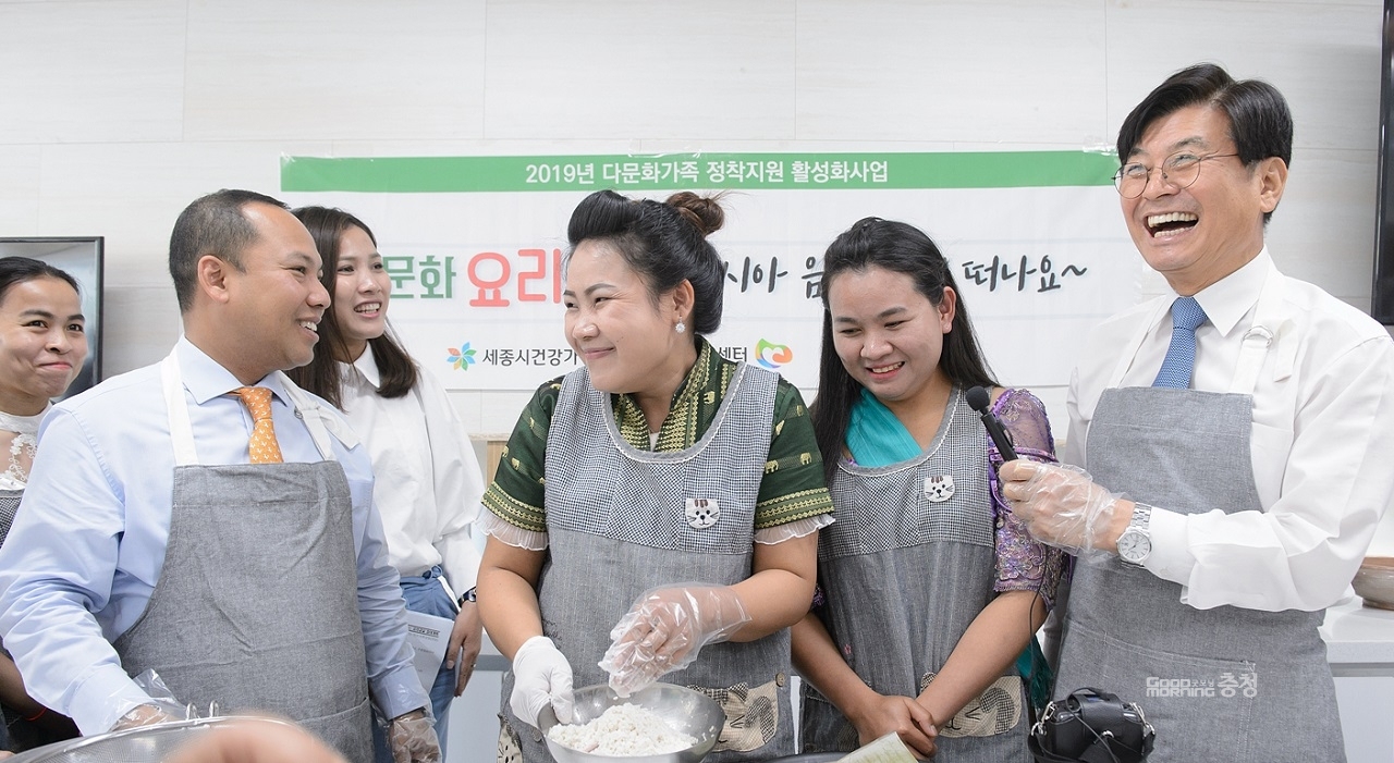 주한캄보디아 대사, 세종에서 전통떡 외교
