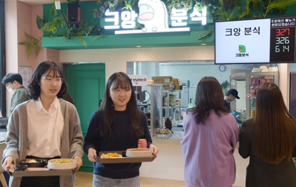 외면 받던 학식...입맛 사로잡는 푸드코트로 변신