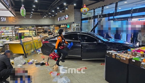 홍성 농협 하나로마트로 후진 차량 돌진